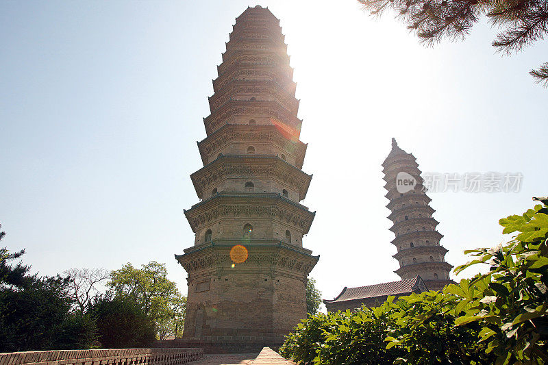 双塔——太原市的古老地标。它们是在中国明朝(公元1608 - 1612)。塔高约55米。摄于太原永祚寺中国最高的双塔